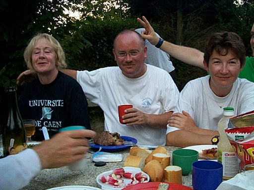 ...aah.. ze age old fingers-behind-ze-head trick